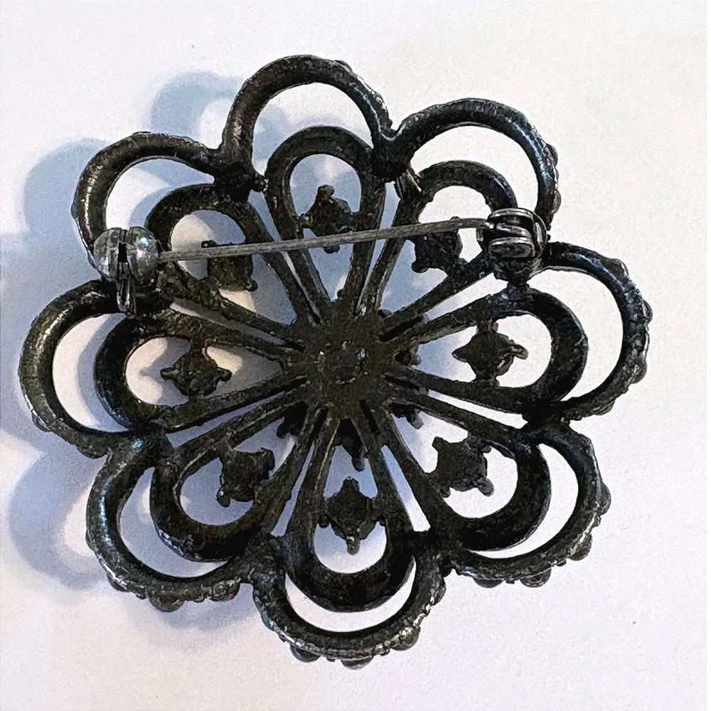 Vintage Style Gunmetal Filigree Flower Brooch Grey Clear Rhinestone Floral Pin‎